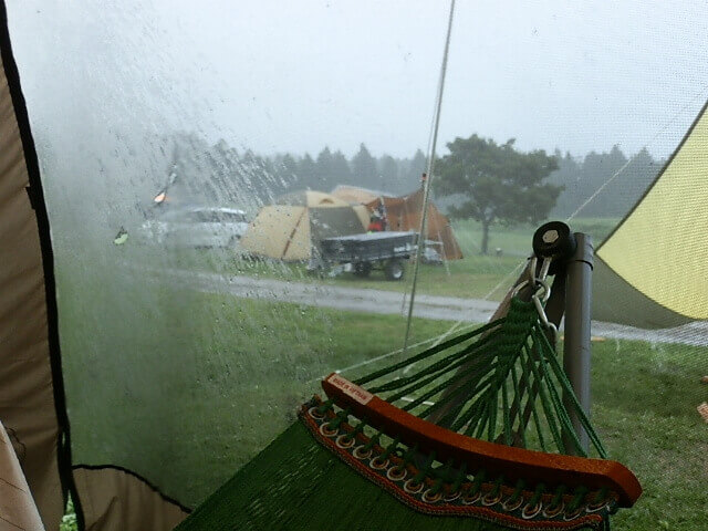 雨の中のキャンプ