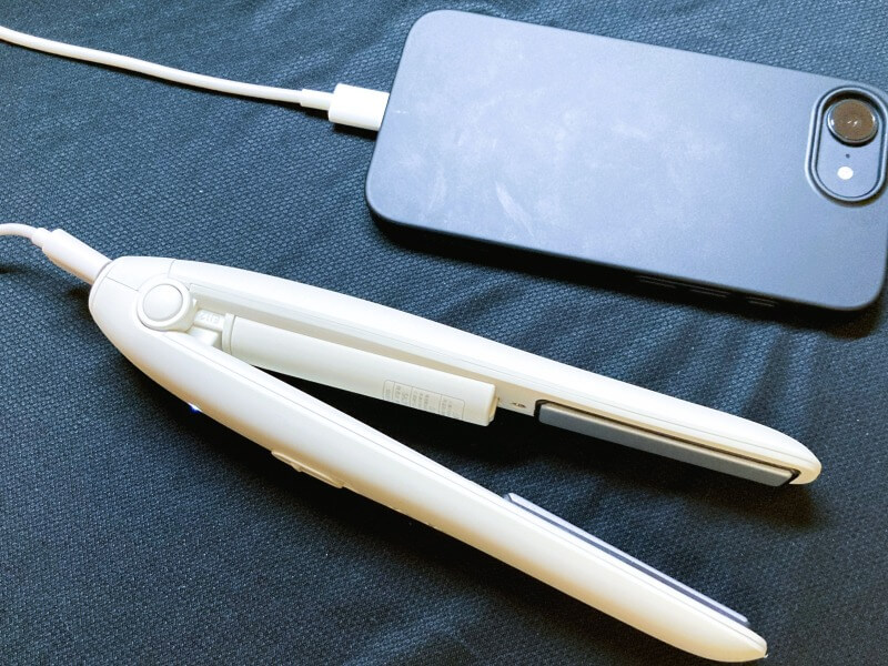 サロニアのコードレスヘアアイロンとスマホ