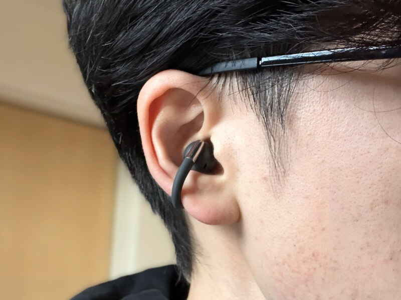 soundpeats clip1の装着時画像（眼鏡あり）