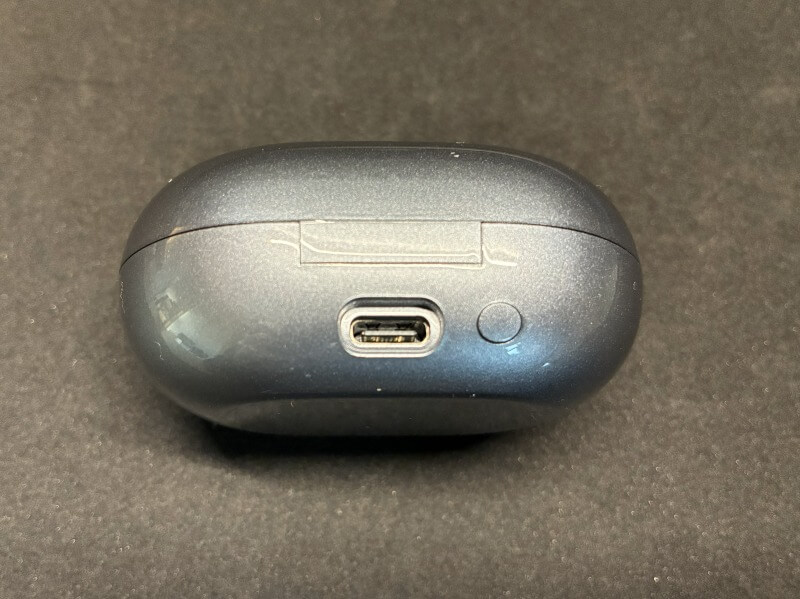 SOUNDPEATS Clip1のケースの充電ポート