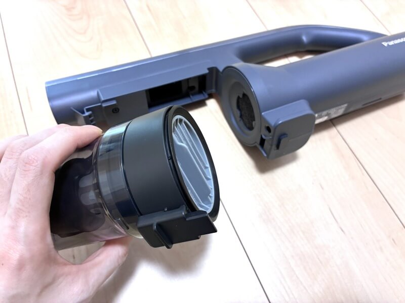 MC-SB55Kのダストカップを外す様子