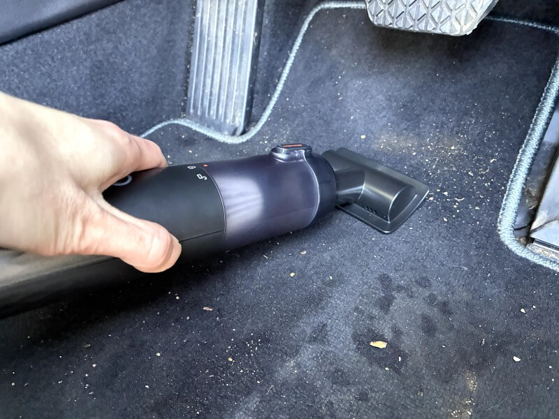 SEALIGHT車用掃除機の掃除シーン