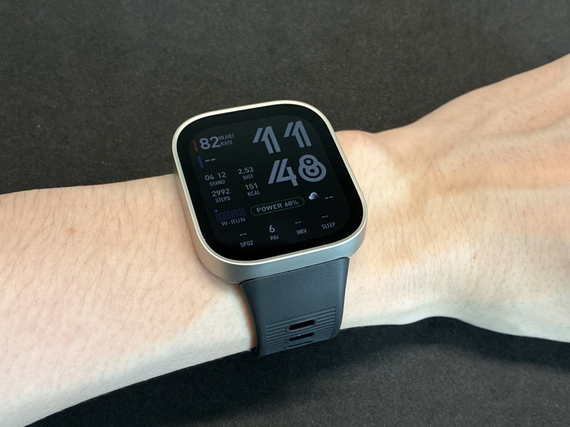 amazfit bip max 腕に装着した様子