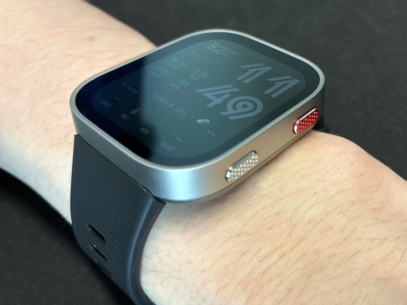 amazfit bip max 腕に装着した様子