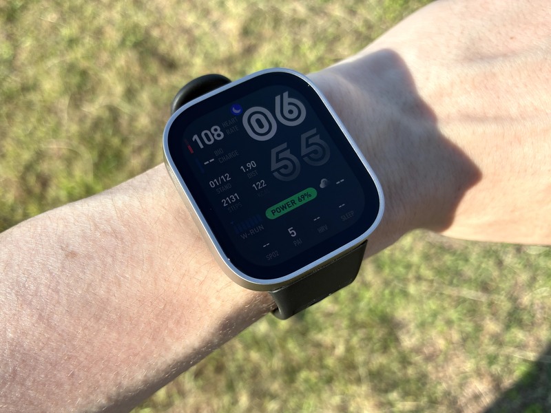 amazfit bip max 屋外で腕に装着した様子